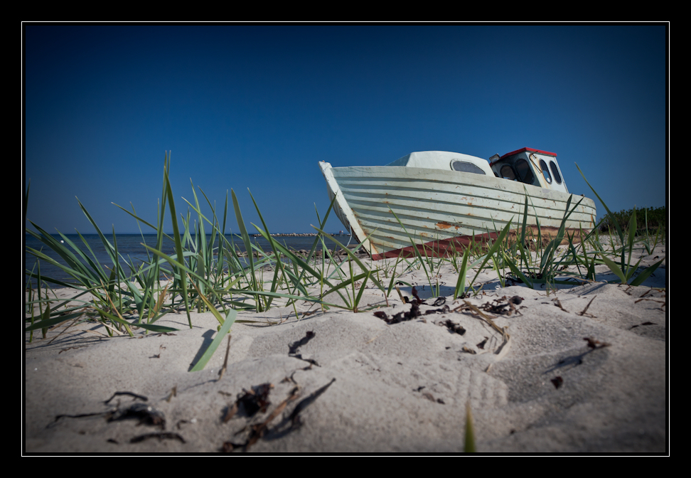 Das verlassene Boot am Strand