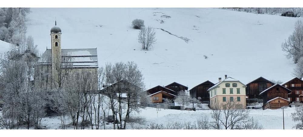 Das verschneite Bündnerdorf