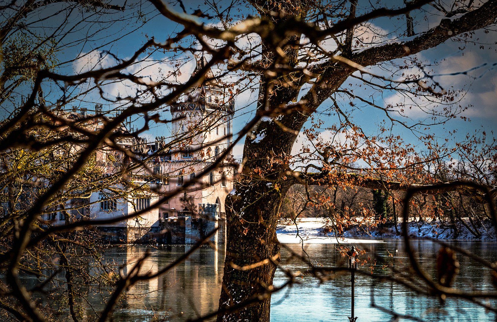 Das  versteckte Schloss....Vieles liegt momentan im Dunkeln.