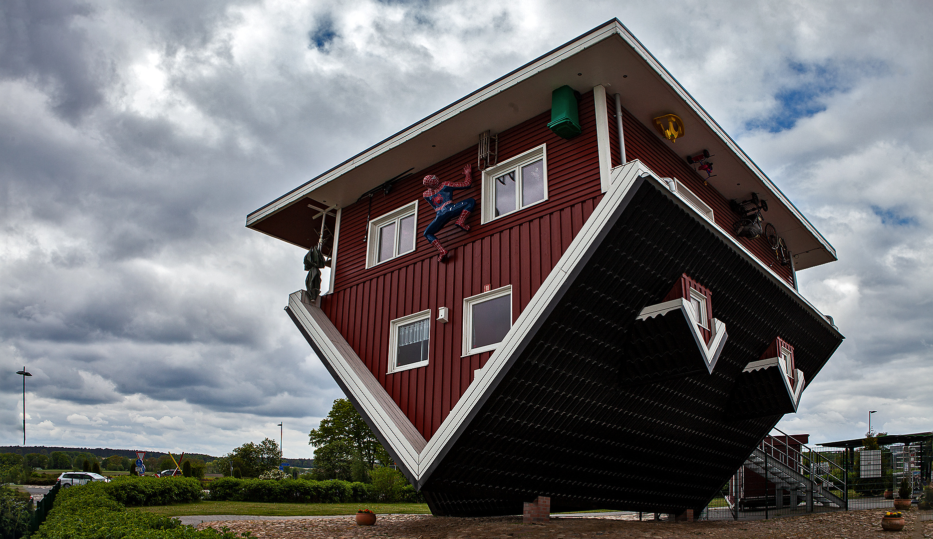 Das verückte Haus 001 Foto & Bild world, sommer, bäume Bilder auf