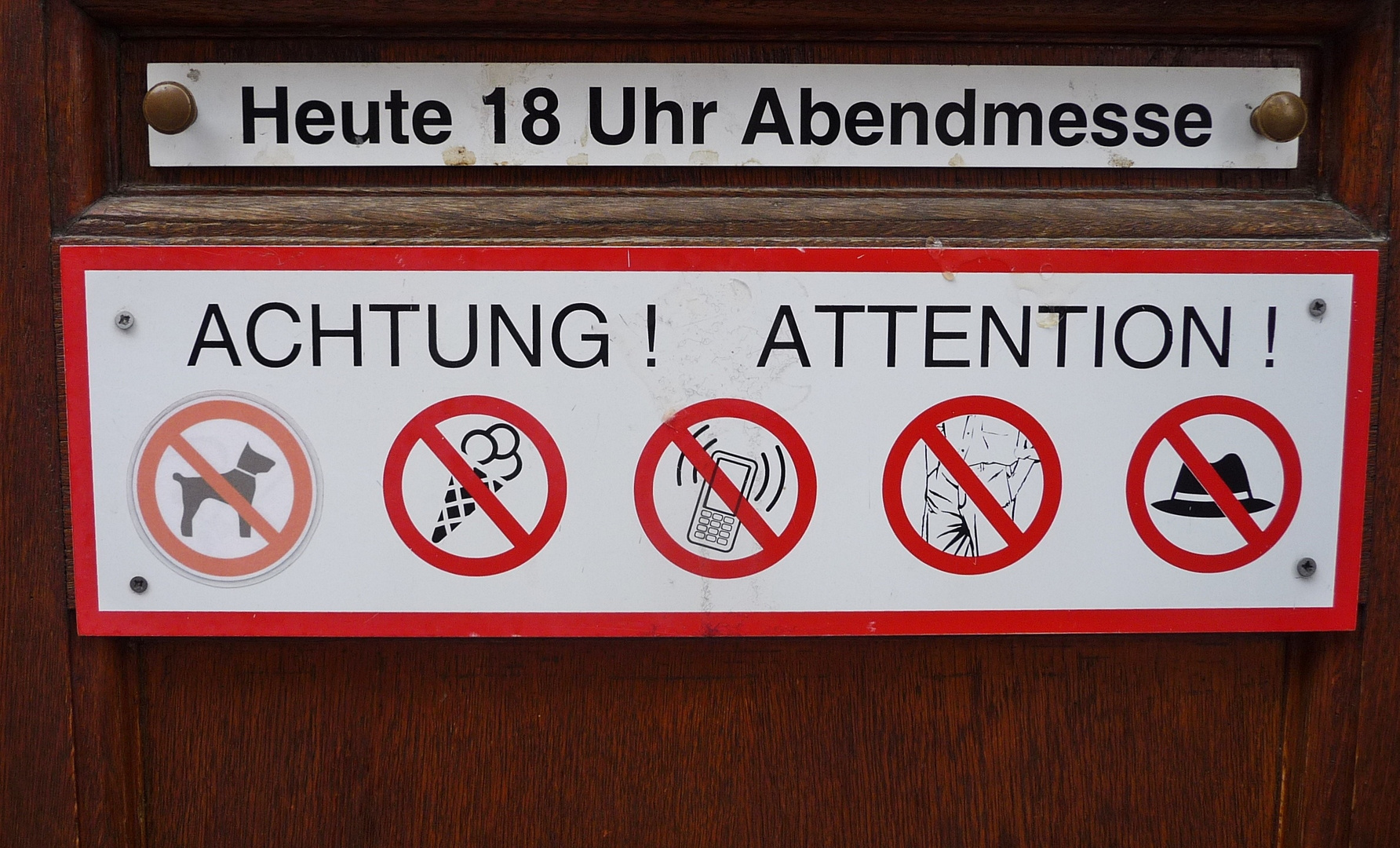 Das vierte Schild von links lässt mich grübeln