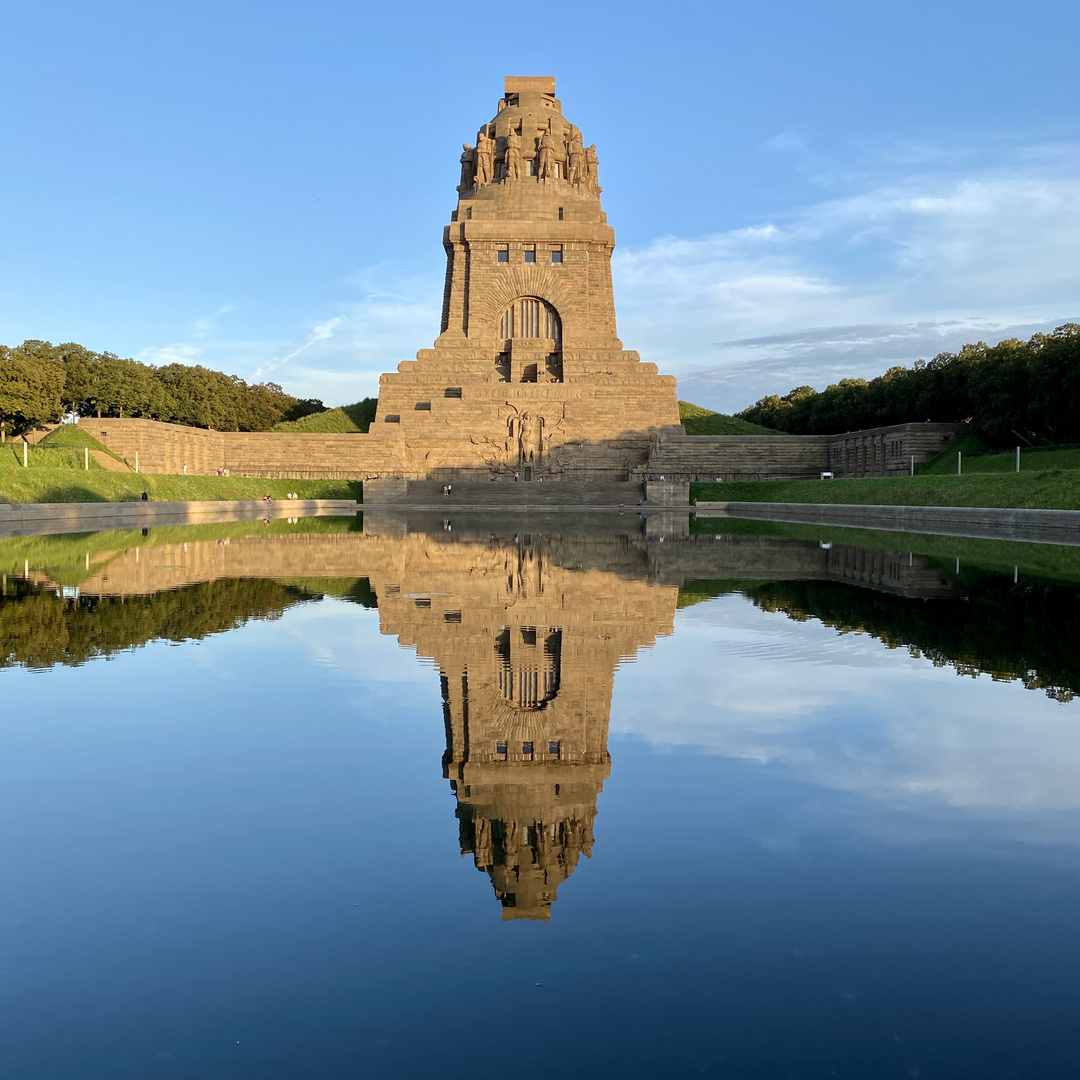 Das Völkerschlachtdenkmal in Leipzig - gespiegelt im Wasser