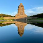 Das Völkerschlachtdenkmal in Leipzig - gespiegelt im Wasser