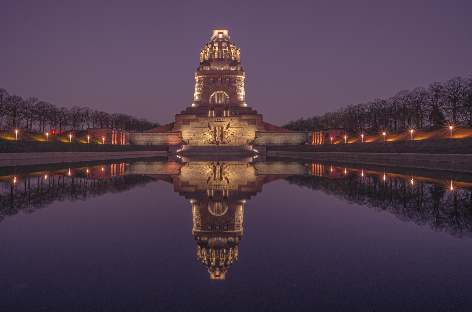 das Völkerschlachtdenkmal Leipzig im Spiegelbild