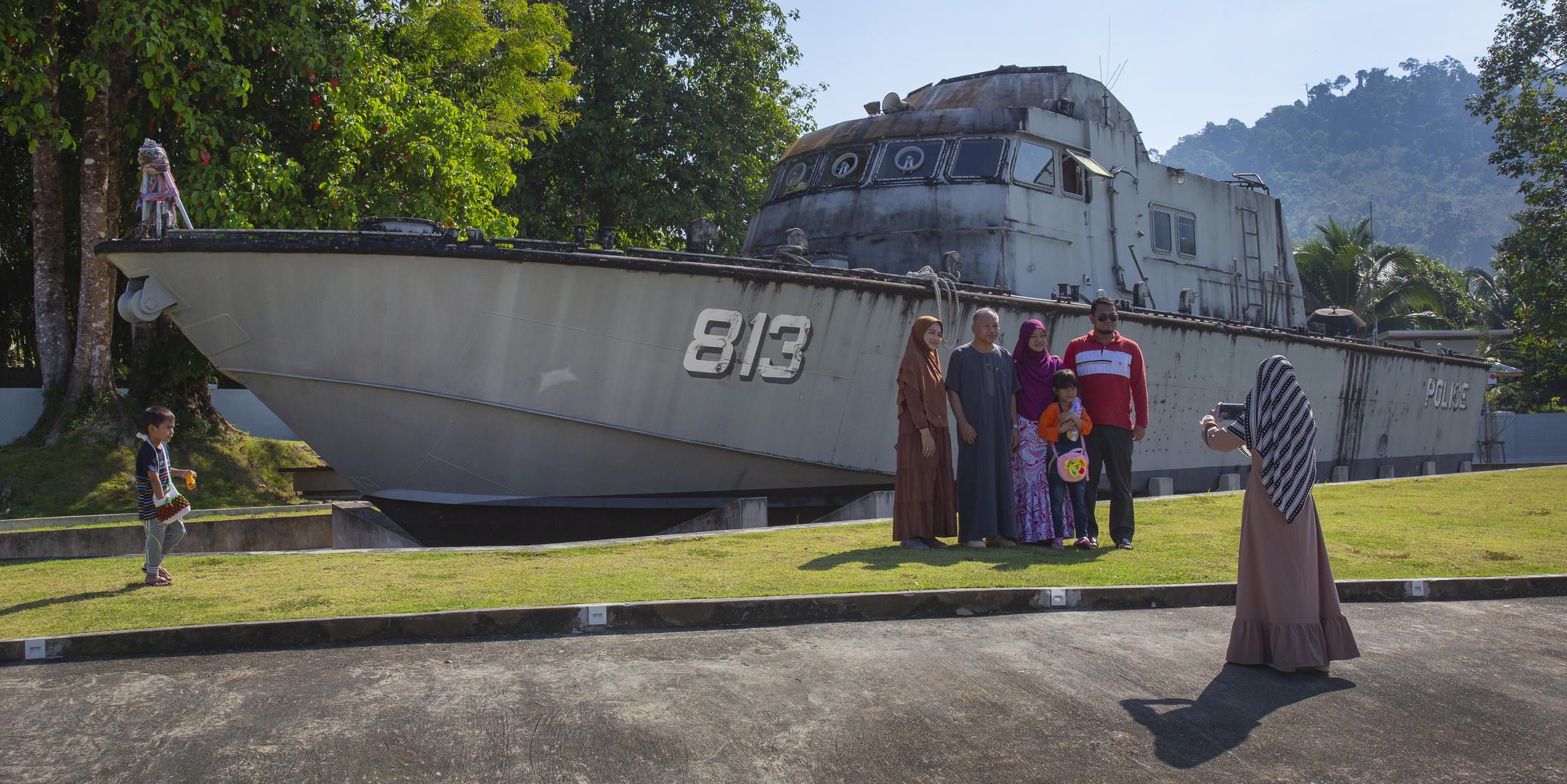 Das von der Tsunami-Welle abgetriebene Militärboot