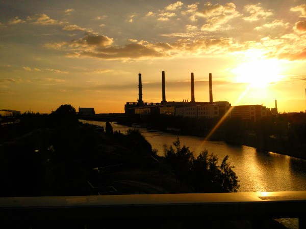 Das VW Werk in Wolfsburg von der Berliner Brücke aus