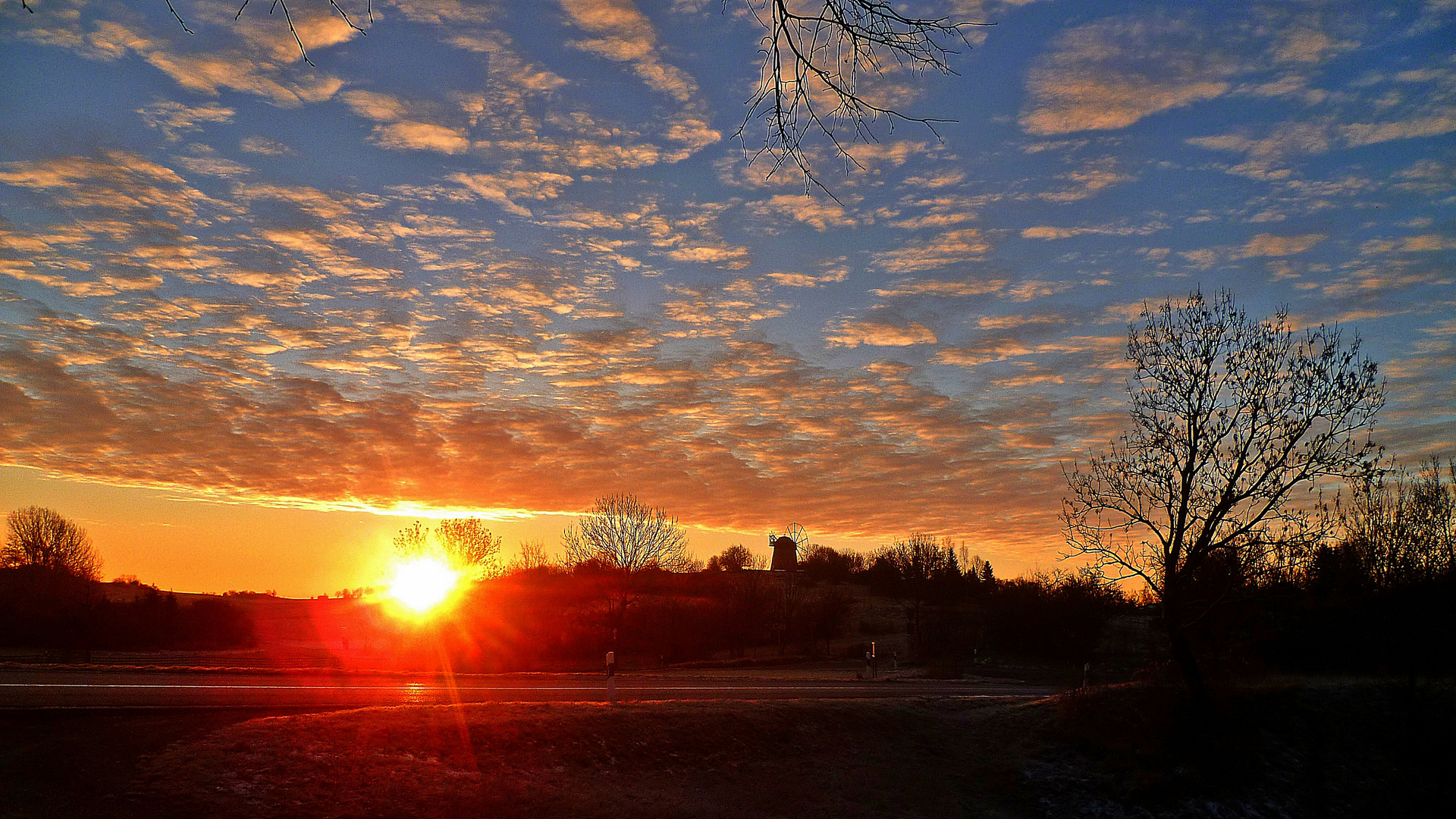 Das war ein Sonnenaufgang - da musste Ich einfach mal anhalten - die Holländer Mühle in Eckadtsberga