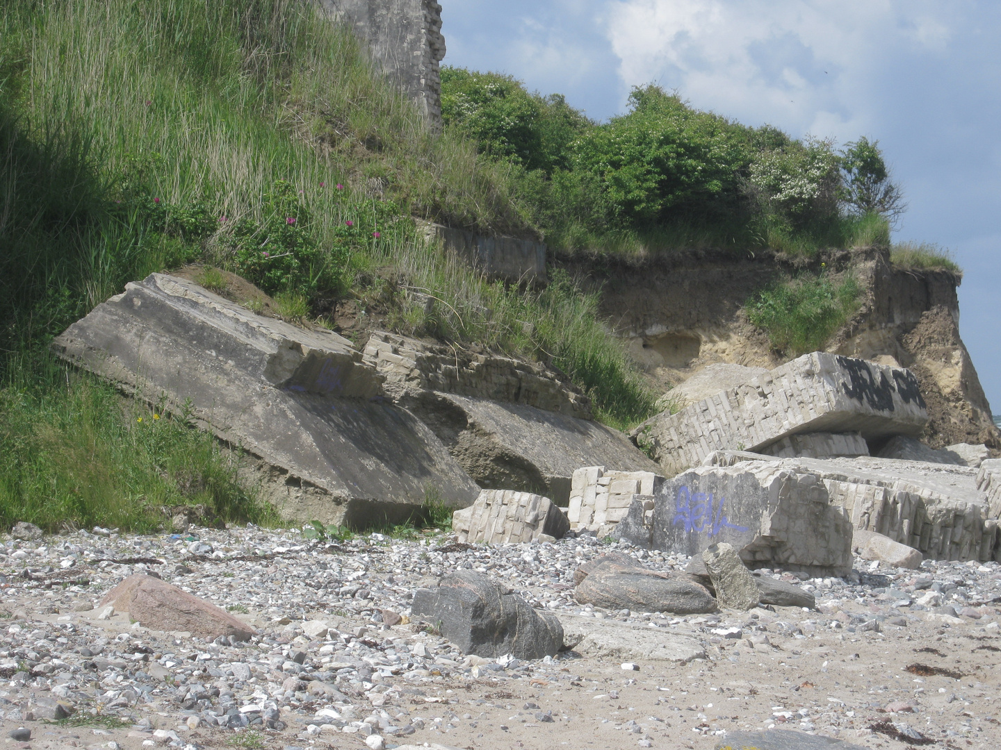 Das war mal ein Bunker am Strand in Heiligenhafen