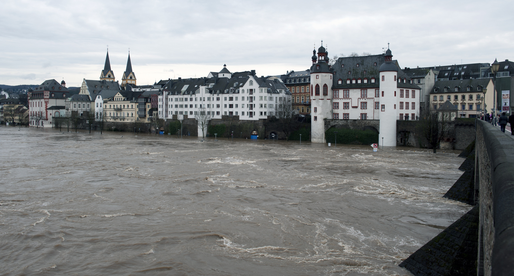 Das Wasser attackiert die Koblenzer Altstadt