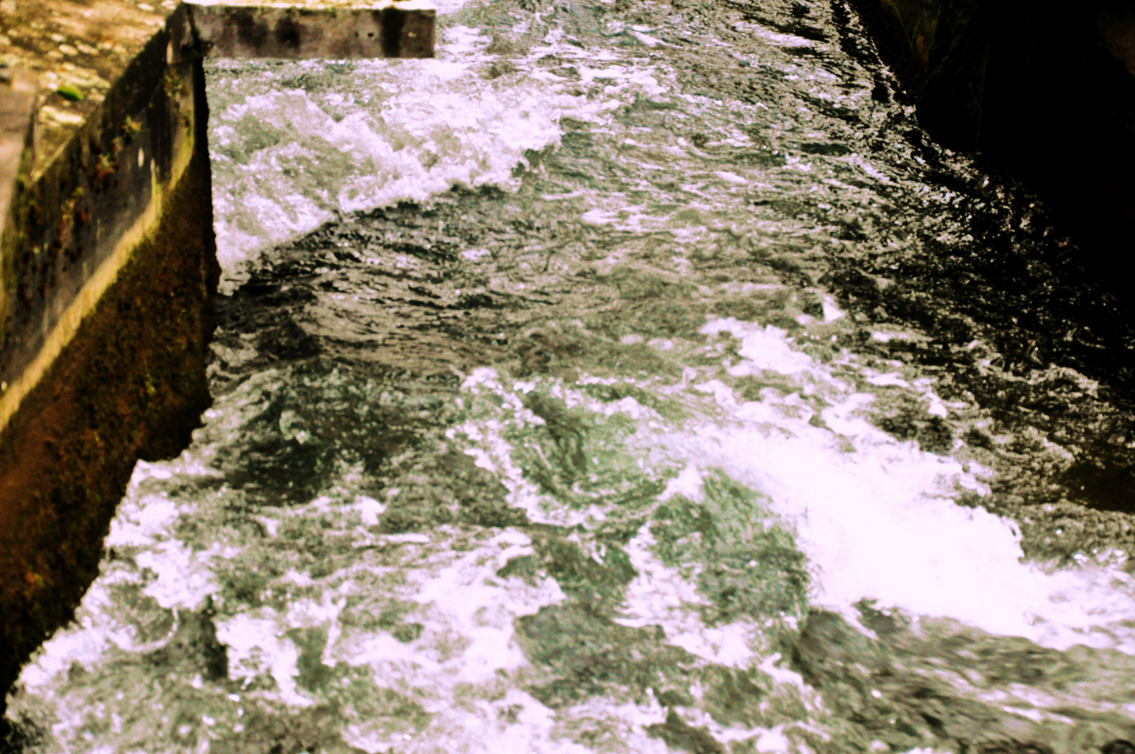 das Wasser bahnt sich seinen Weg