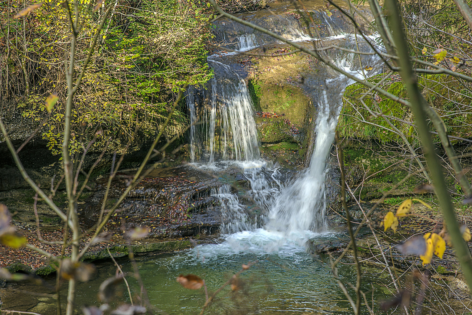 Das Wasser fällt über einen Wasserfall