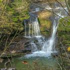 Das Wasser fällt über einen Wasserfall