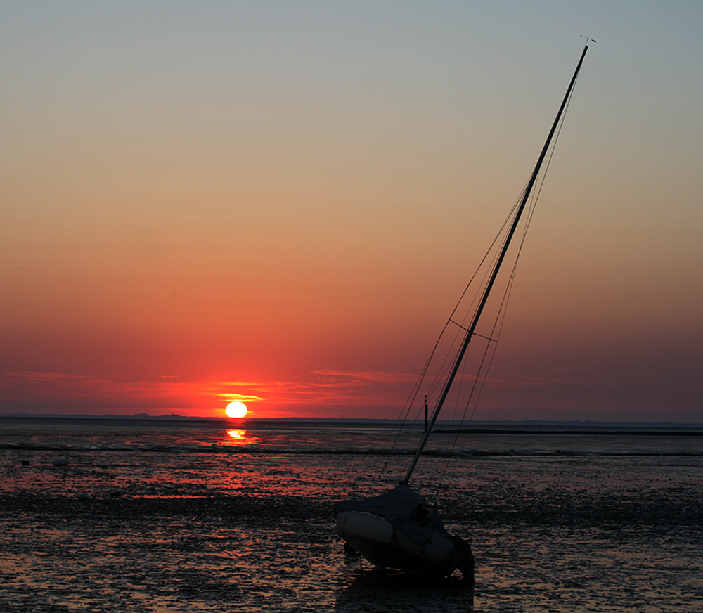 Das Wasser ist weg, die Sonne geht und das Boot steht,