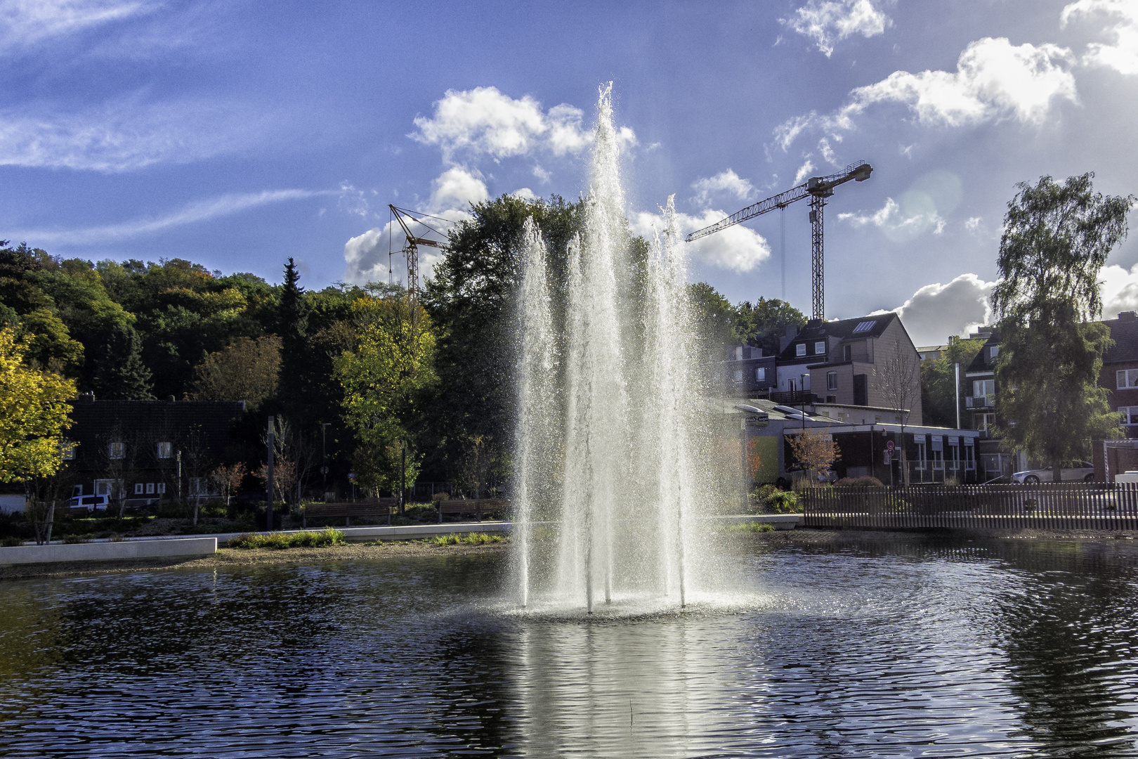 das Wasser kommt aus dem Kran 