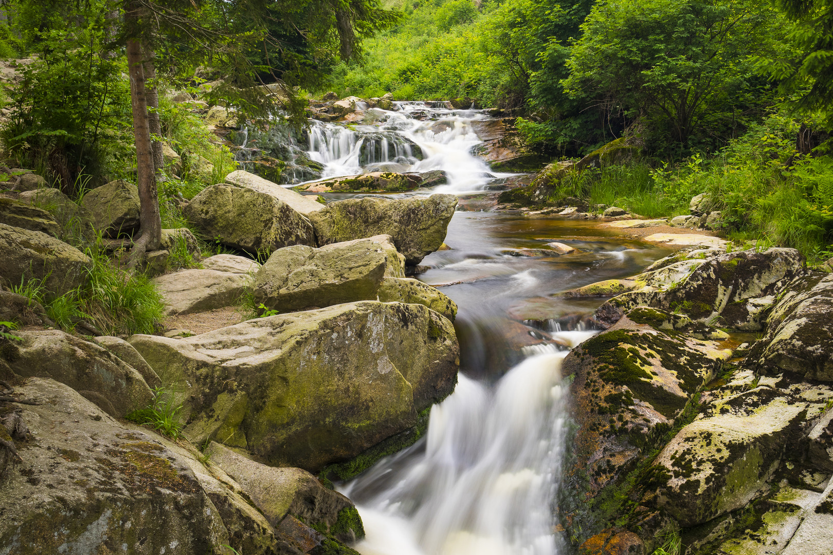 Das Wasser rauscht über das Gestein