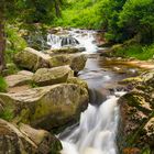 Das Wasser rauscht über das Gestein