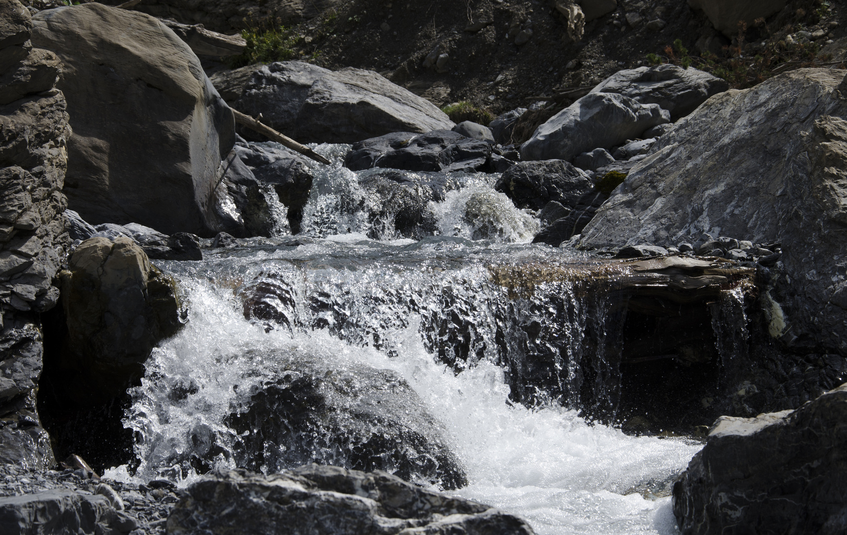 Das Wasser springt über die Steine