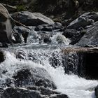 Das Wasser springt über die Steine