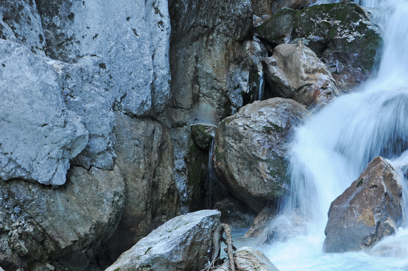 Das Wasser sprudelt durch die Höllentalklamm