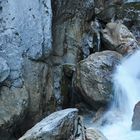 Das Wasser sprudelt durch die Höllentalklamm