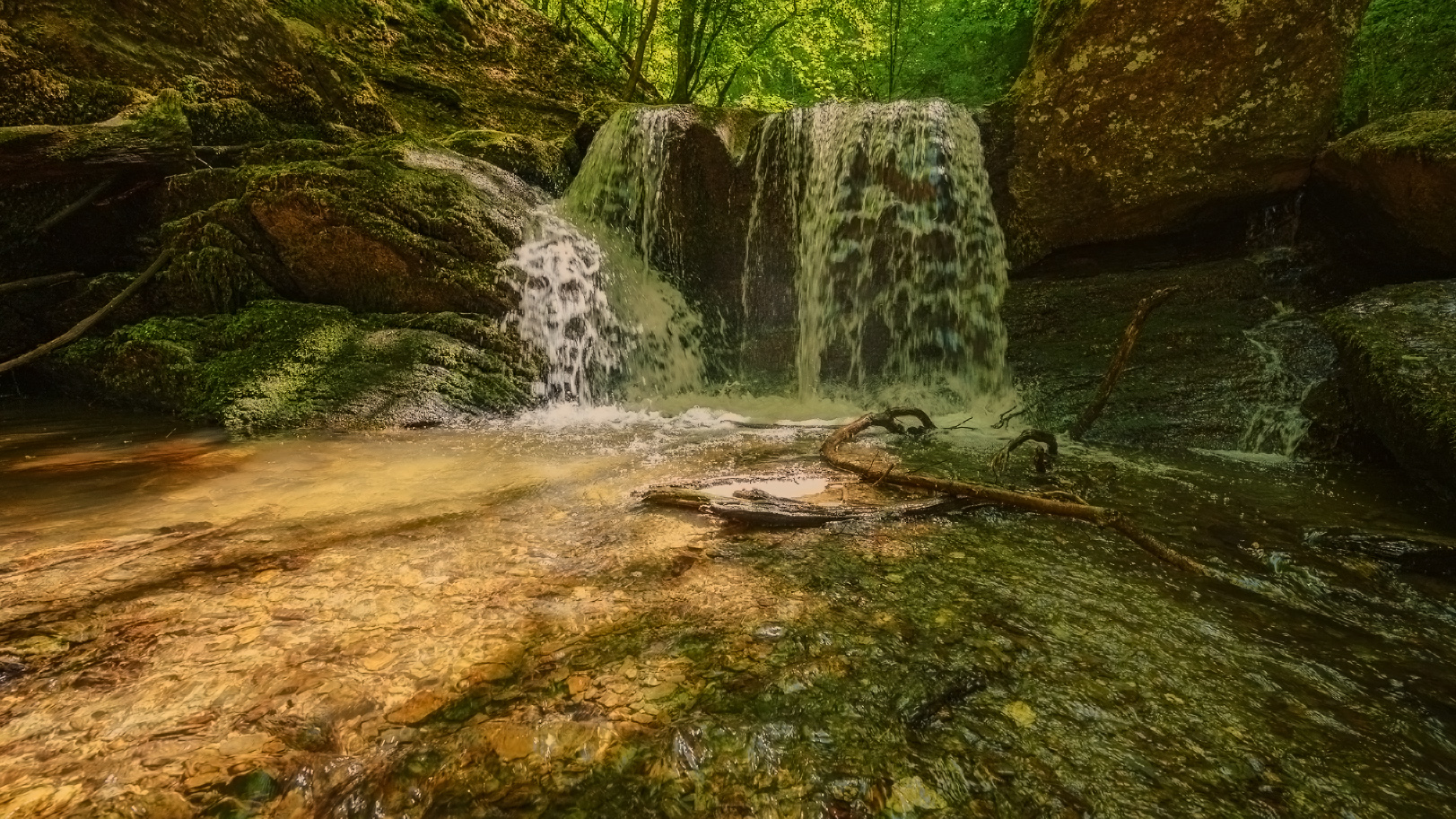 das Wasser sprudelt in der Ehrbachklamm