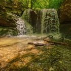 das Wasser sprudelt in der Ehrbachklamm