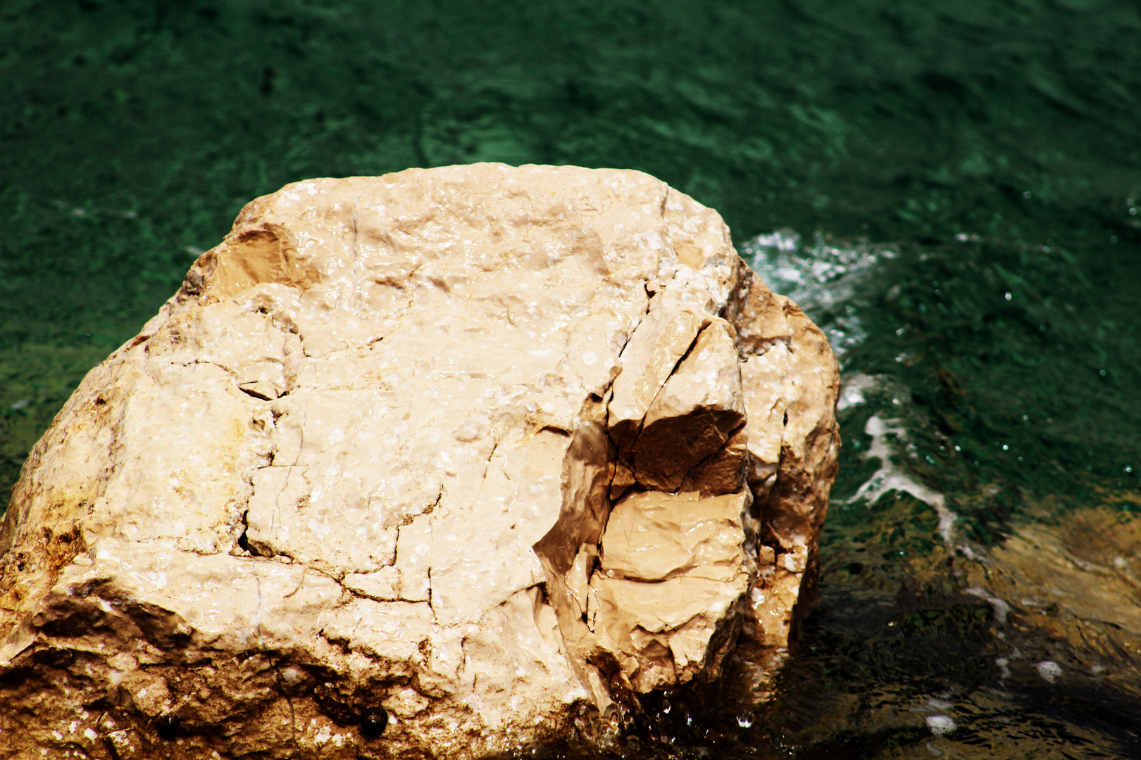 Das Wasser trifft auf einen Felsen  ...