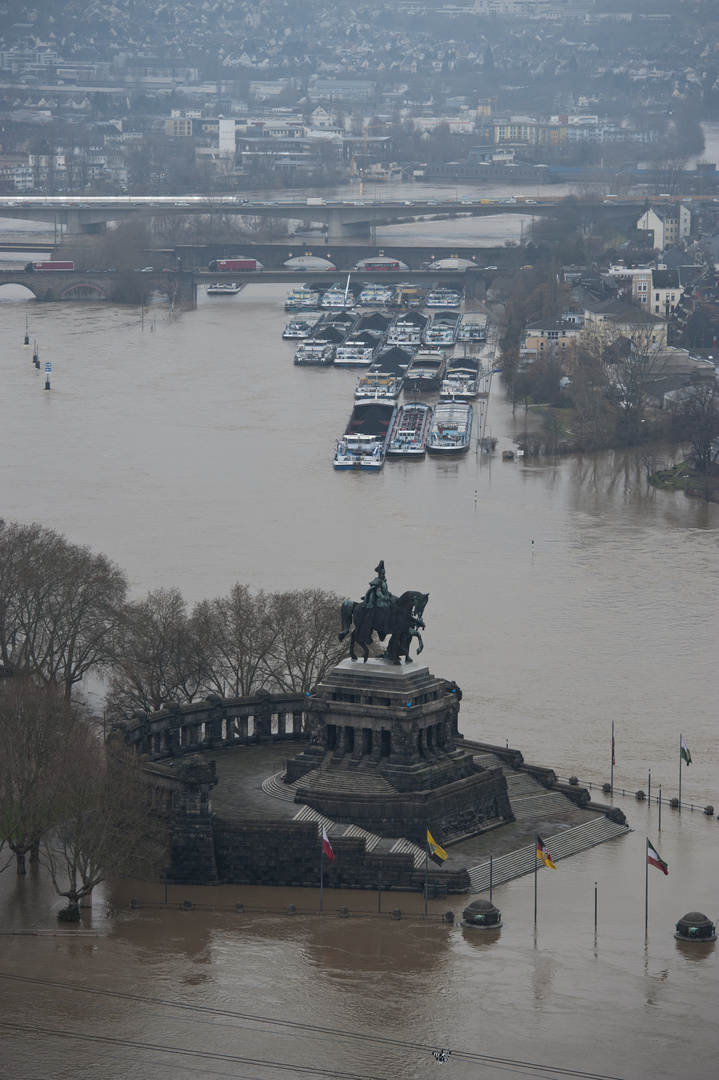 Das Wasser von Rhein und Mosel fließt im Rücken des Kaisers zusammen...