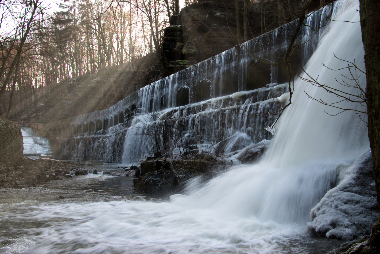 Das Wasserkraftwerk Niezelgrund in der Morgensonne