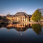 Das Wasserpalais von Schloss Pillnitz spiegelt sich im Brunnen