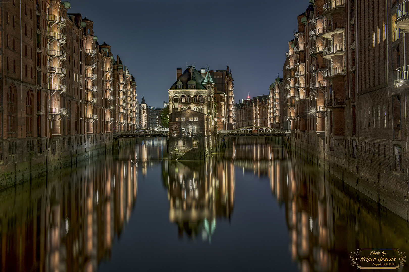 Das Wasserschloss, aufgenommen von der Poggenmühlenbrücke in Hamburg