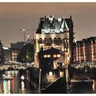 das Wasserschloss in der Hamburger Speicherstadt bei Nacht