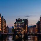 Das Wasserschloss in der Hamburger Speicherstadt in der Abenddämmerung