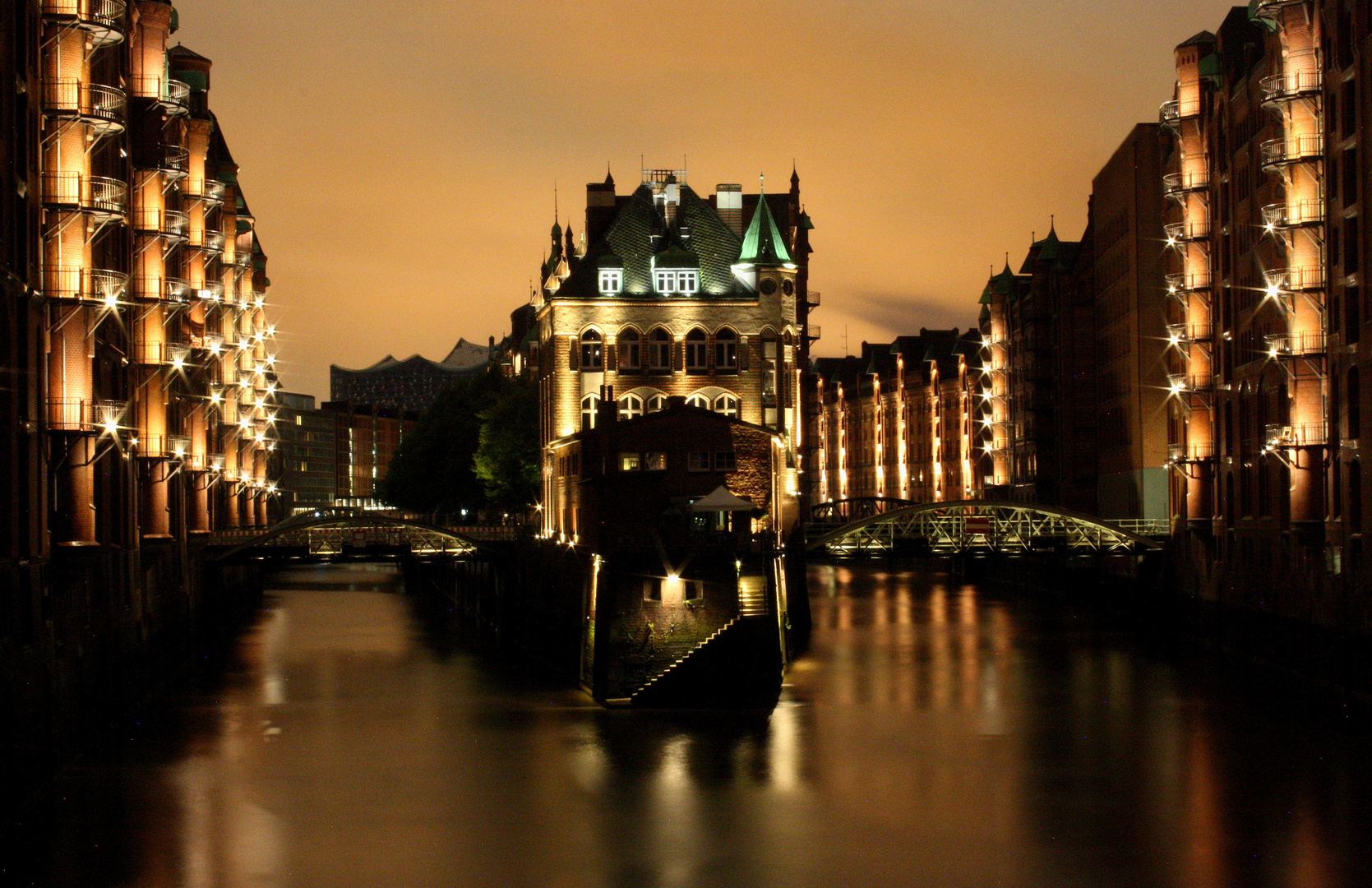 Das Wasserschloss in der Hamburger Speicherstadt in einer lauen Sommernacht