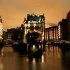 Das Wasserschloss in der Hamburger Speicherstadt in einer lauen Sommernacht