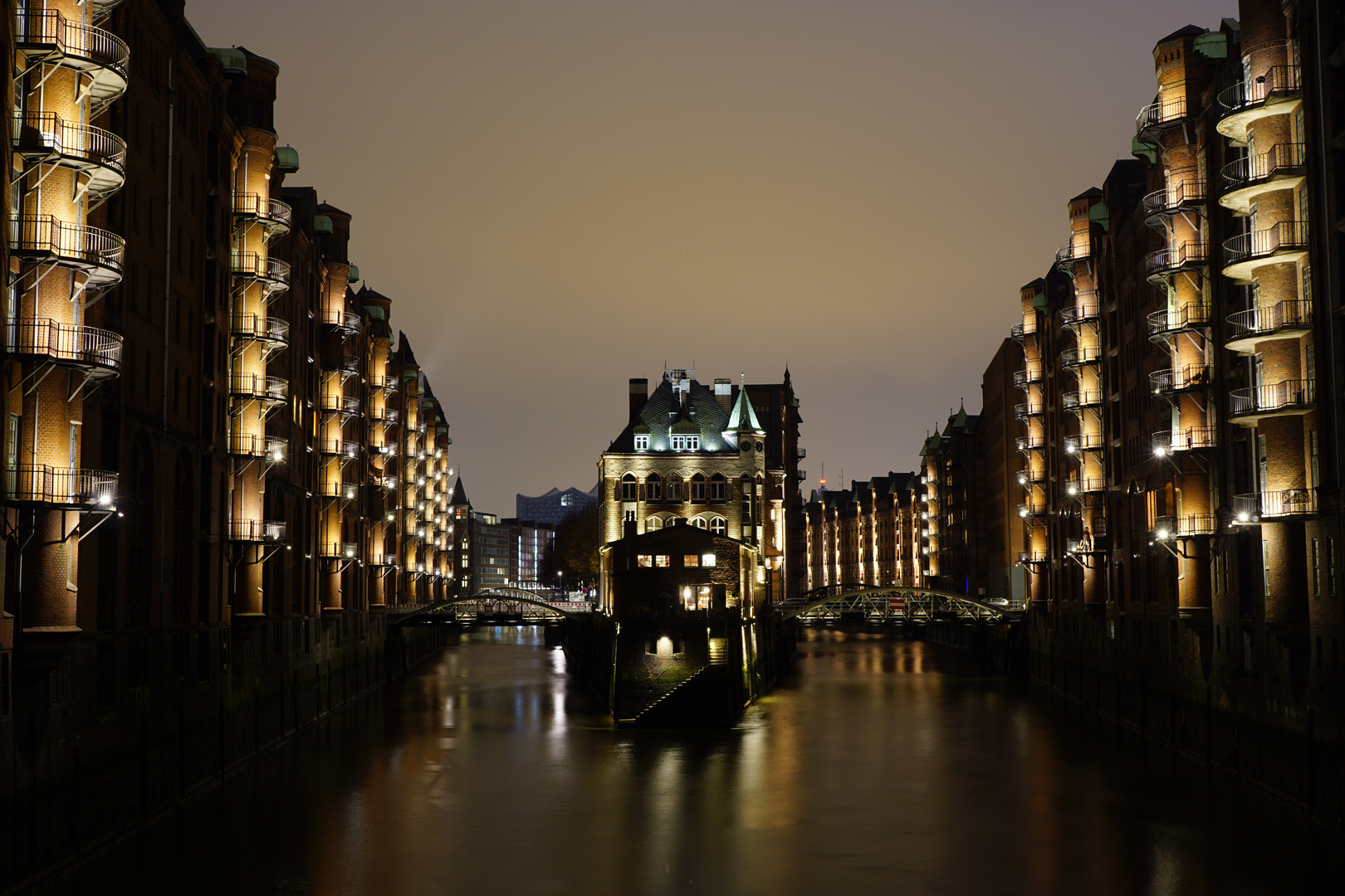 DAS WASSERSCHLOSS IN DER HAMBURGER SPEICHERSTADT - NOVEMBER 2015