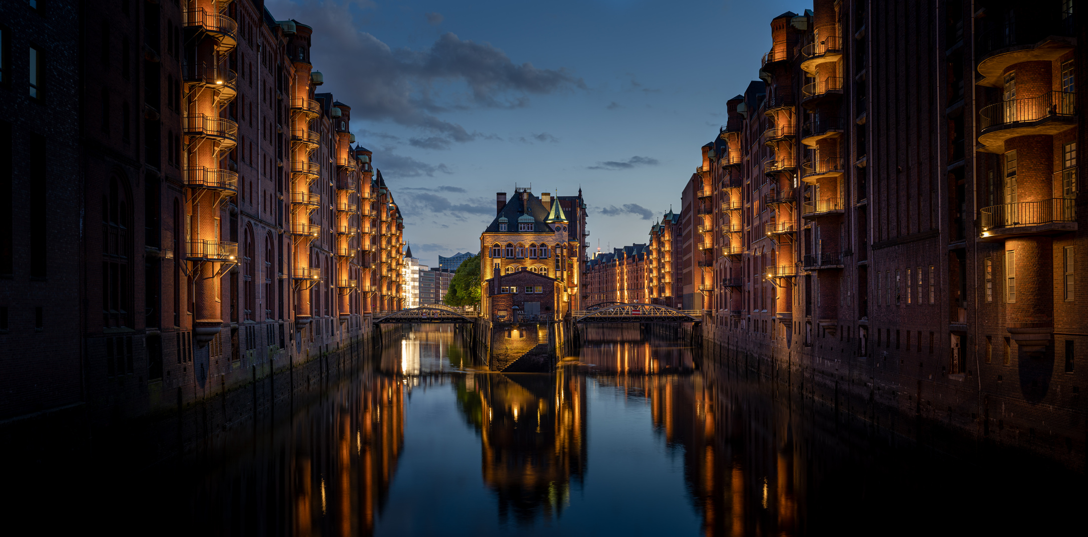 Das Wasserschloss in der Speicherstadt in Hamburg am frühen Abend