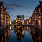 Das Wasserschloss in der Speicherstadt in Hamburg am frühen Abend