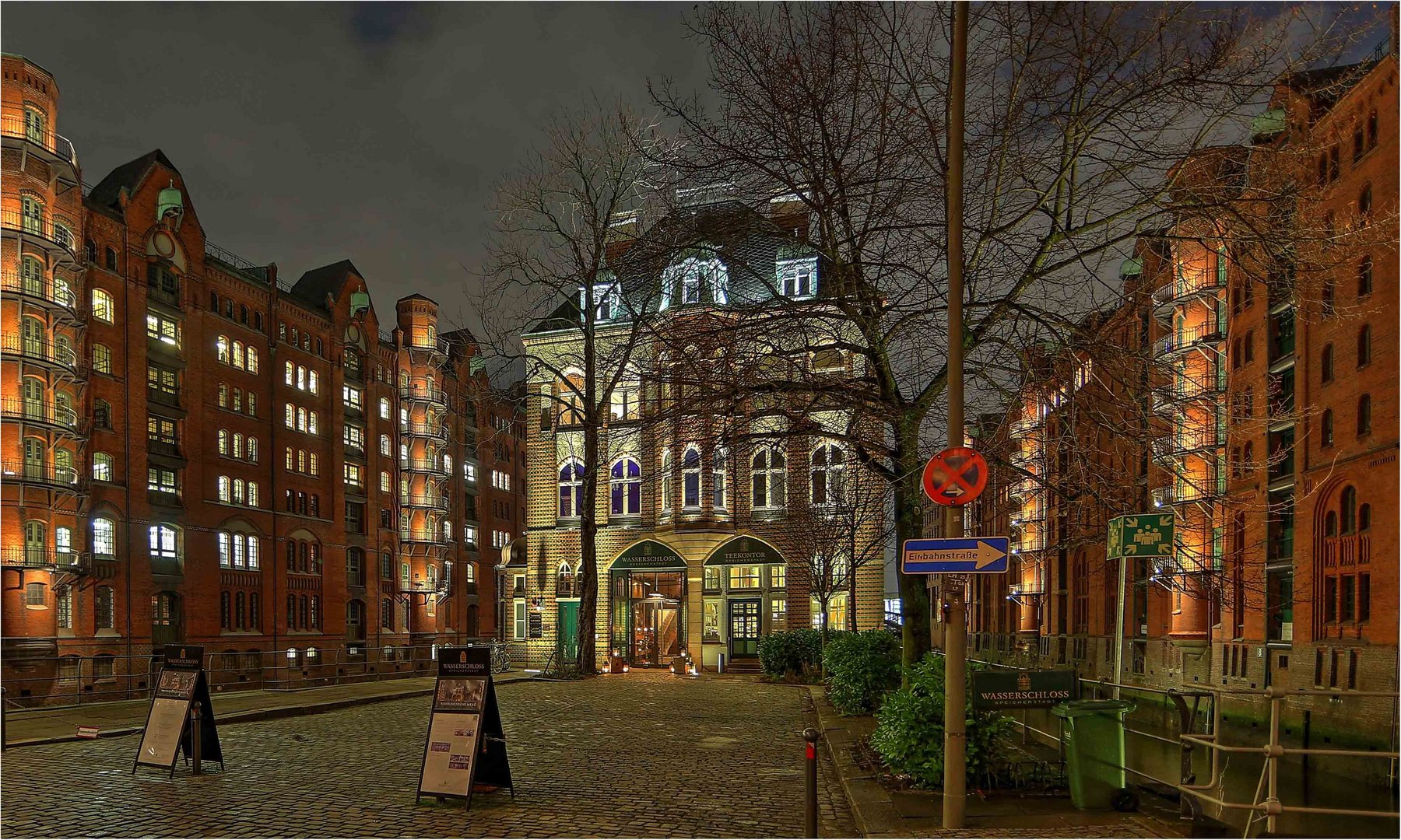 Das Wasserschloß in der Speicherstadt.einmal von....