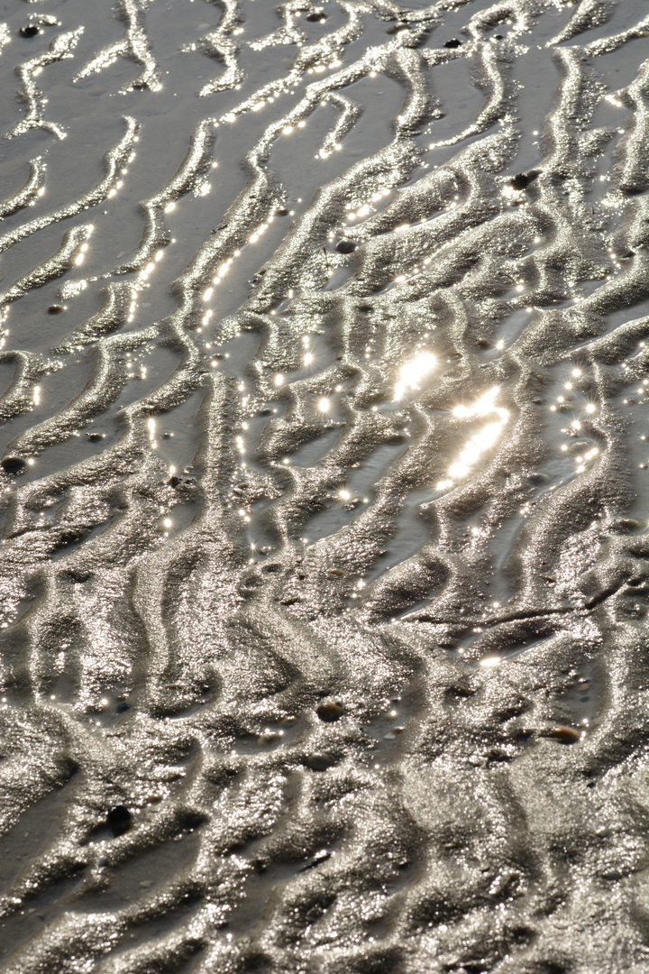 Das Watt mit Sonnenspiegelung an der Nordseeküste