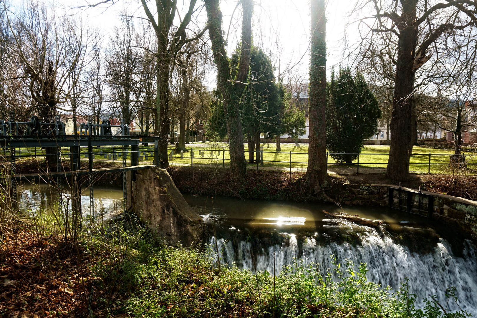 Das Wehr der Geislede am Alten Friedhof 