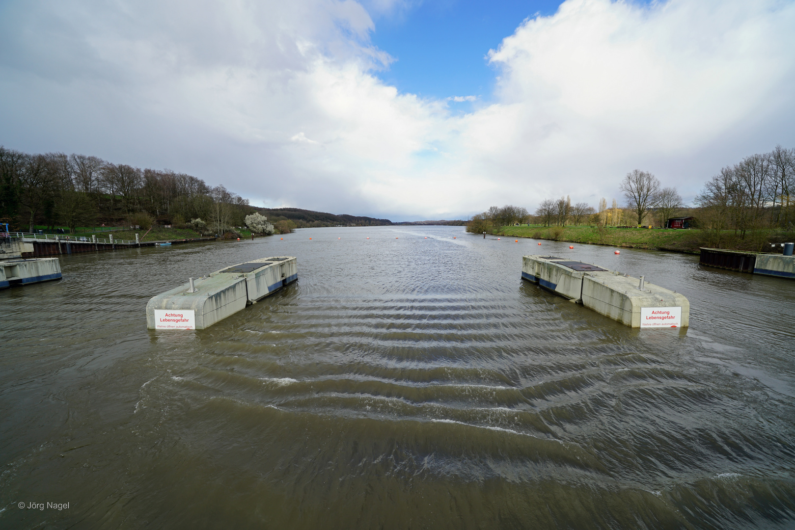 Das Wehr des Kemnader Sees bei Hochwasser