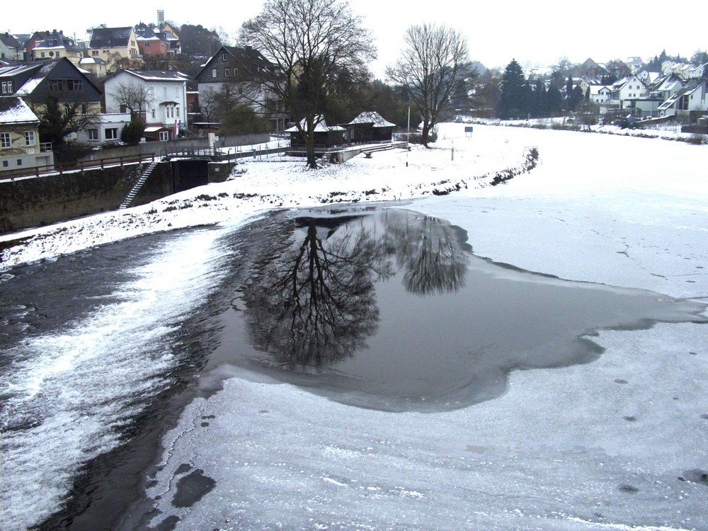 Das Wehr, die Schleuse, und die Badeinsel