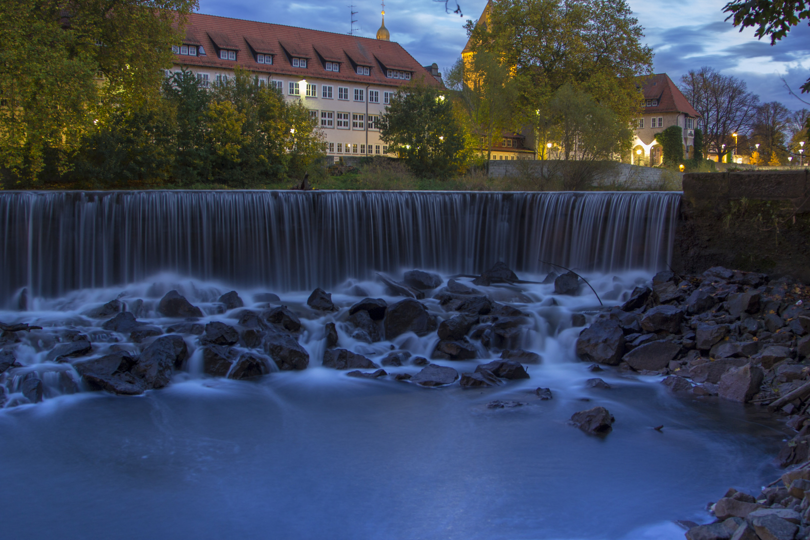 das Wehr in Hameln zur blauen Stunde