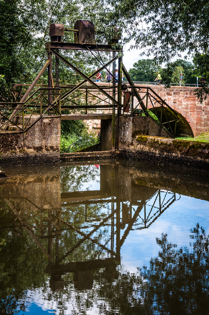 Das Wehr spiegelt sich im Mühlenteich........