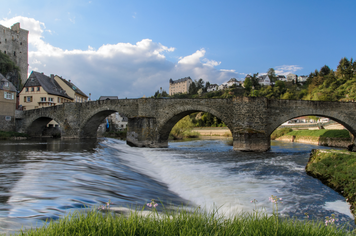 Das Wehr und die Lahnbrücke von Runkel