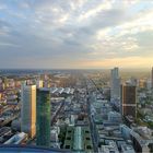 Das weiche Abendlicht legt sich über die Stadt