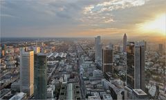 Das weiche Abendlicht legt sich über die Stadt (II)