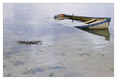 Das weiss-blaue Boot am untergehen