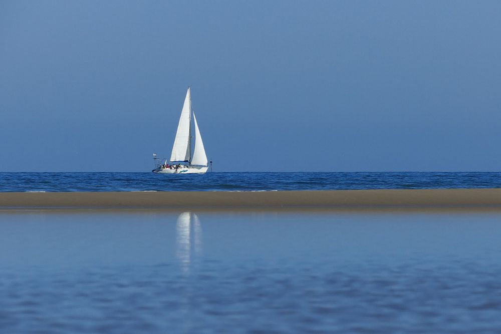 das weiße Boot im Meer...